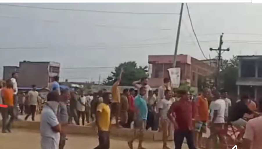 राजस्व कर्मचारीलाई ब्यापारीहरूले लखेटे ।